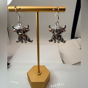 Highland Cow Dangle Earrings Silver Tone Cute Farm Animal